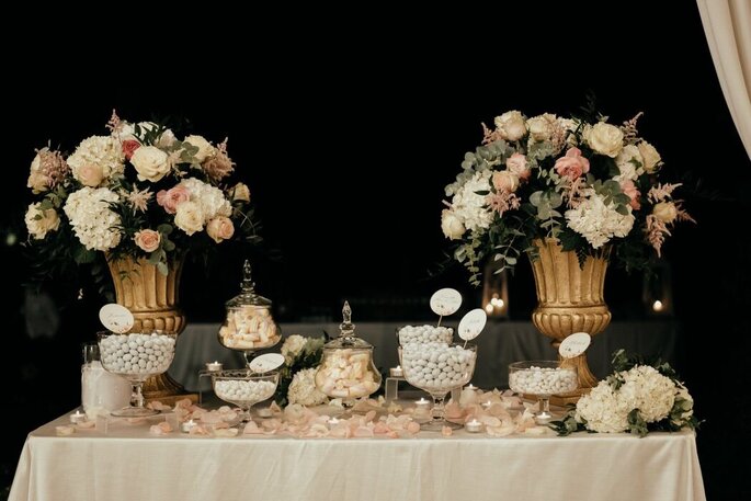 Confettata total white. L'eleganza di un matrimonio in spiaggia