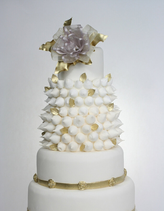 Pastel de boda en estilo rococó. Victoria Watkin Jones via Victoria Made