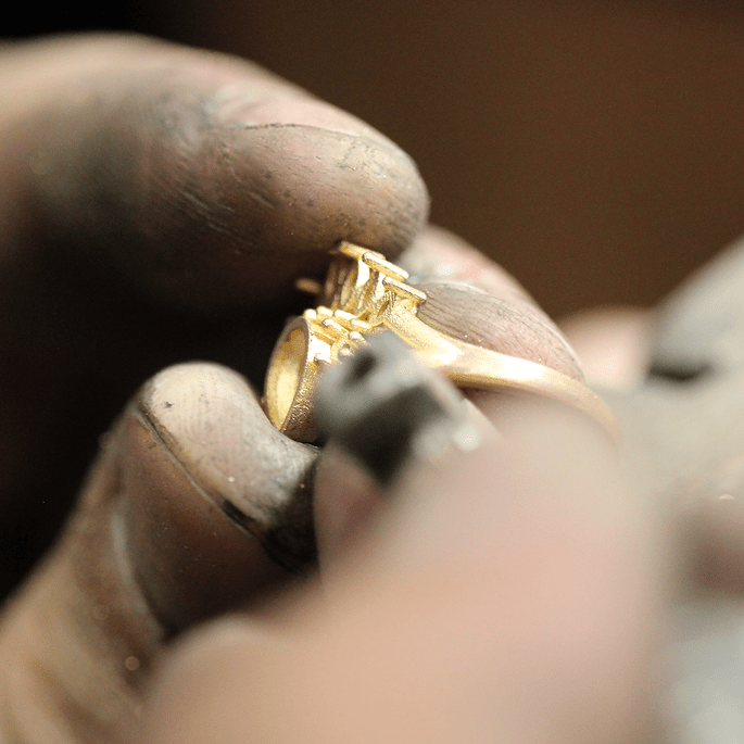 Création d'une bague de mariage par un artisan 