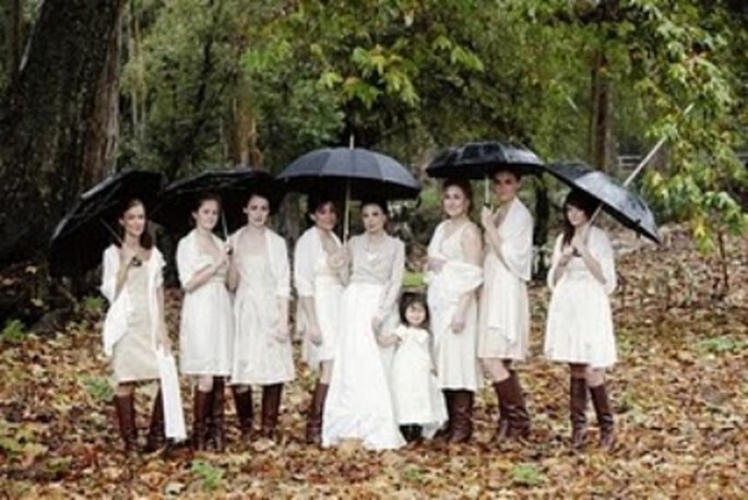 Bereiten Sie auch Ihre Brautfrisur auf schlechtes Wetter vor! Foto: confesionesdeunaboda.blogspot.com