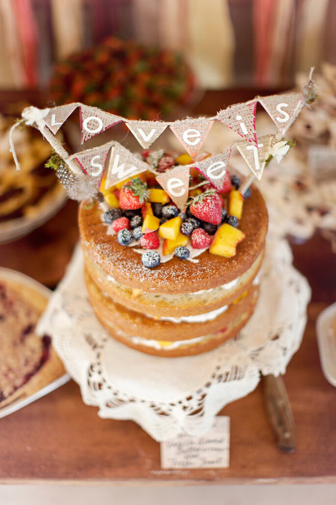Naked Cake decorado con frutas y benderines. Foto: Glas Jar Photography
