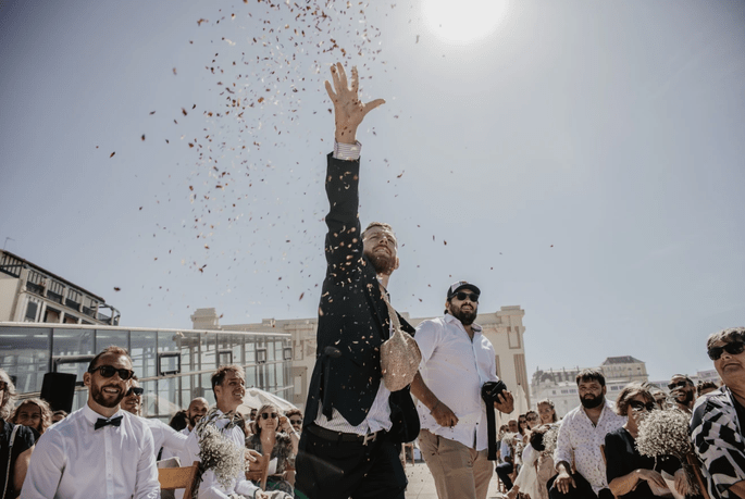 photo de groupe lors de la cérémonie de mariage