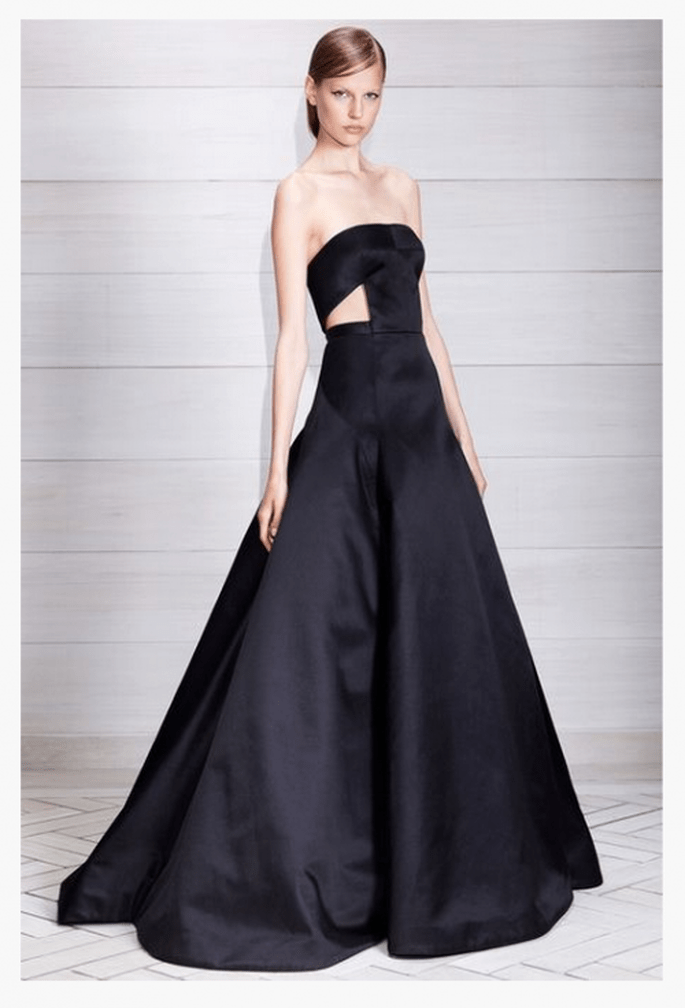 Vestido de fiesta 2014 en color negro con escote strapless y cut offs a los costados - Foto Prabal Gurung