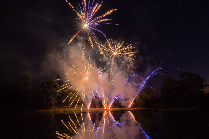 Des feux d'artifices avec un éclairage violet