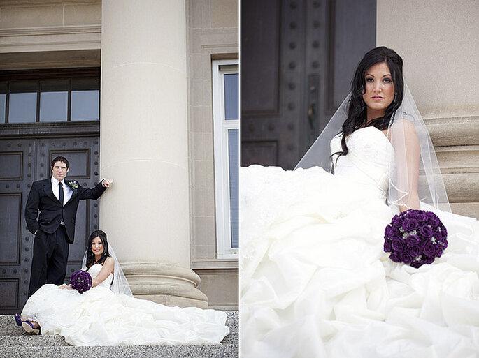 Un ramo de novia en violeta oscuro crea un efecto contrastante muy bello. Foto: Gabriel and Clarins Photography