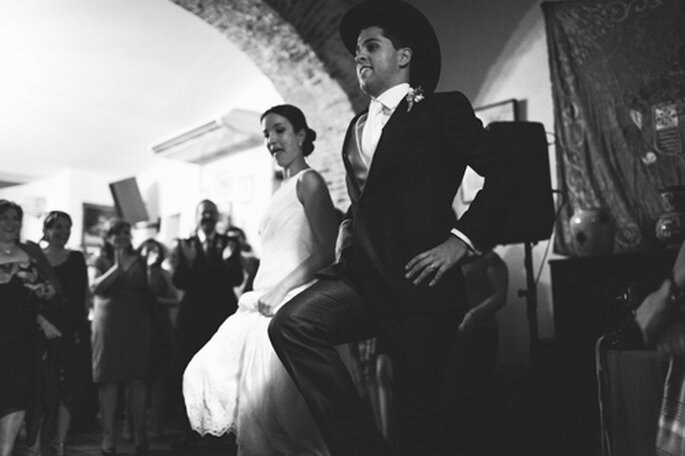 Novios que bailan una coreografía en su boda. Foto: Nano Gallego