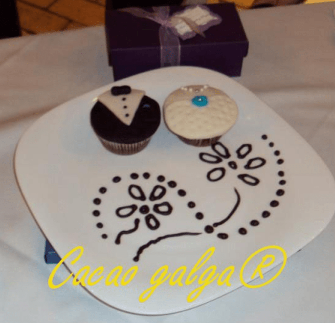 Cupcakes de novia y novio, ideales para invitación o recordatorio. Fotos: Cacao Galga