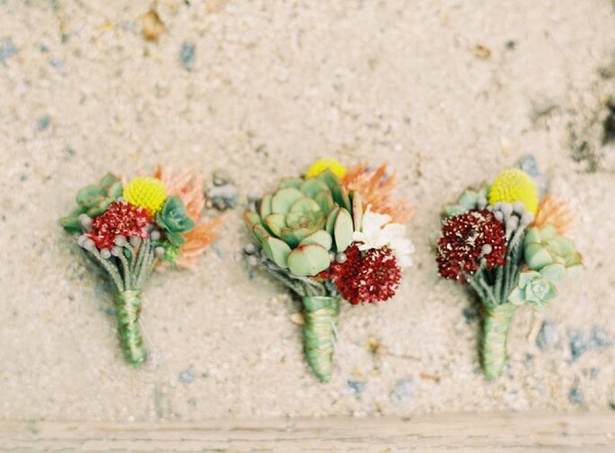 botoniers hechos con suculentas y pequeñas flores