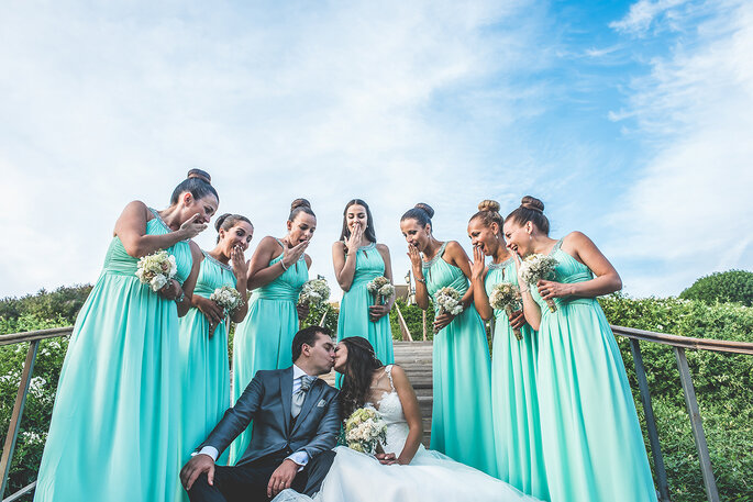 os noivos com as damas de honor com vestidos verde água iguais