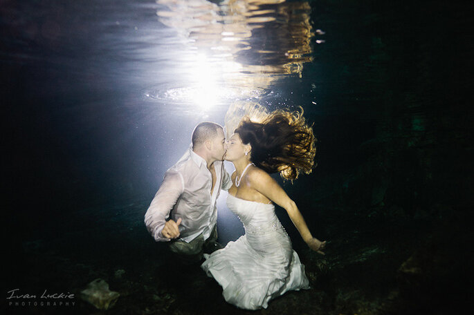 Novios submarinos en una sesión de "Trash the dress". Foto: Ivan Luckie Photography