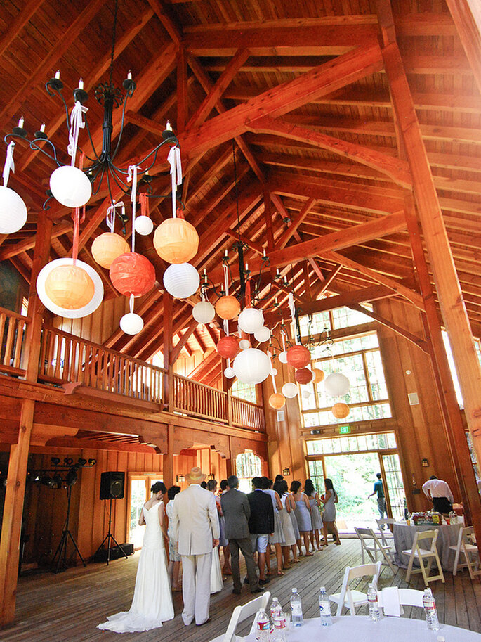 Ideas para la iluminación en una boda country. Foto: Jennifer Yin