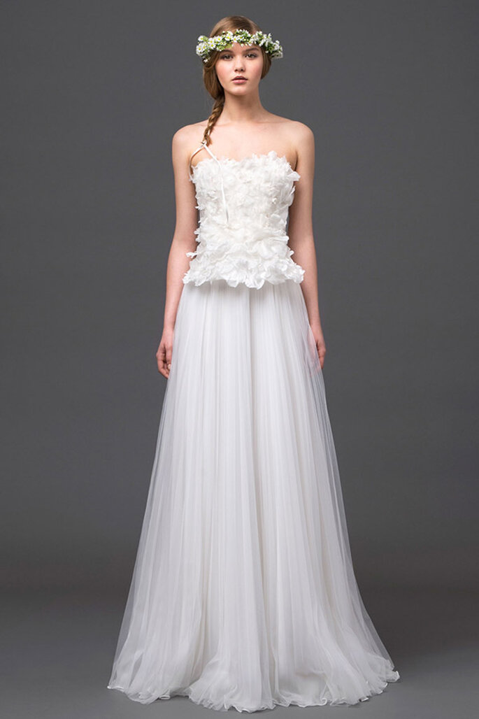 Vestido de novia 2015 con detalles en relieve en el corpiño y falda de caída elegante - Foto Alberta Ferretti