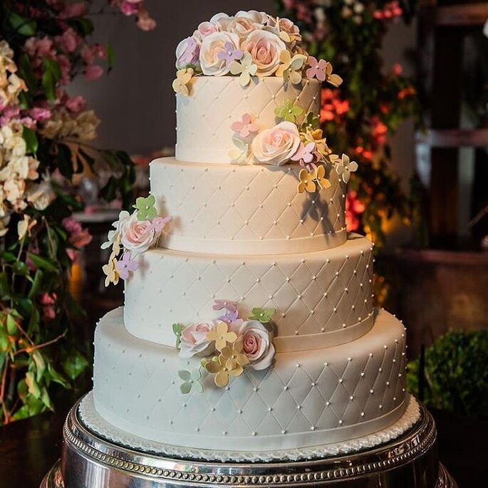 Bolo de casamento com flores de açúcar