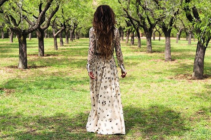 Look de invitada de boda informal triunfa con el estilo boho chic