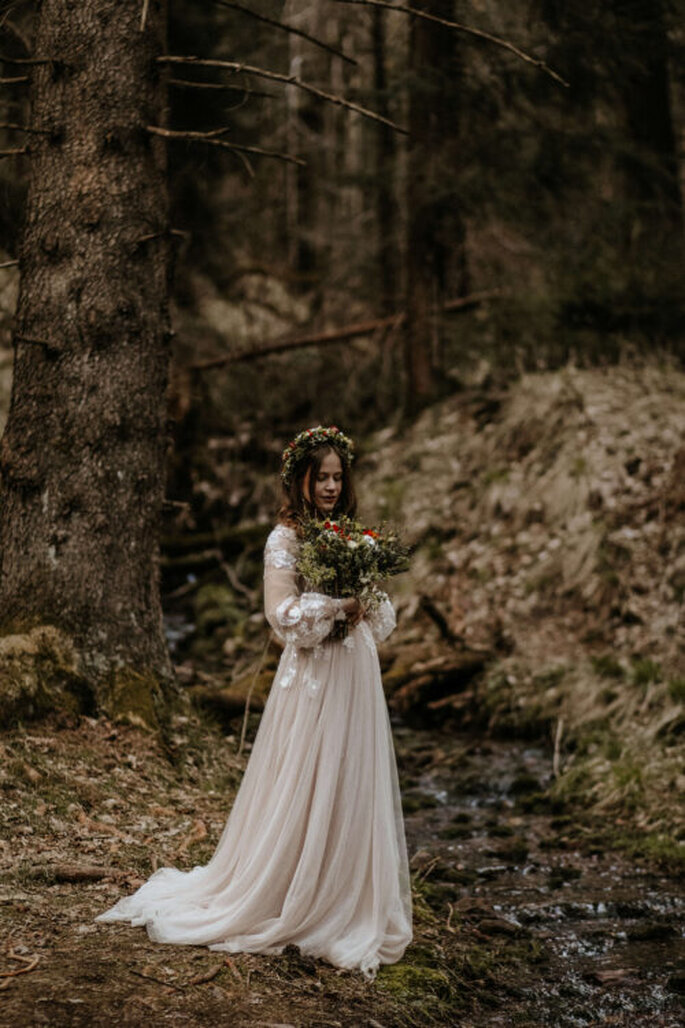 Braut im Wald mit Brautkleid