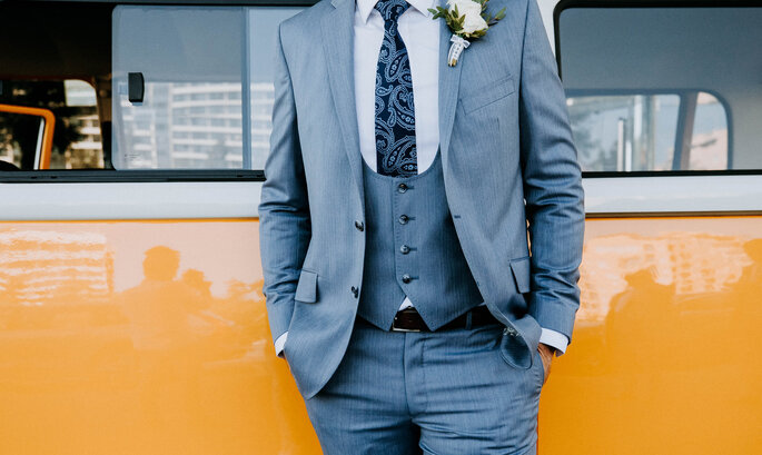 Fato do noivo com colete e gravata