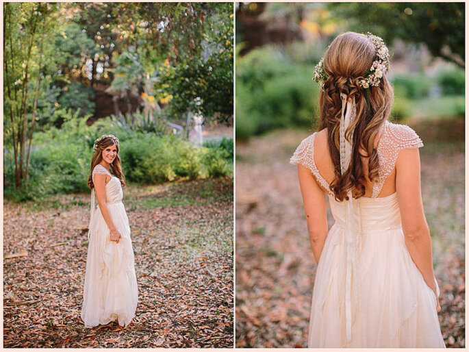 Flores naturales trenzadas al pelo y cascadas de mechones sueltos para un estilo romántico y natural. Foto: Danielle Capito