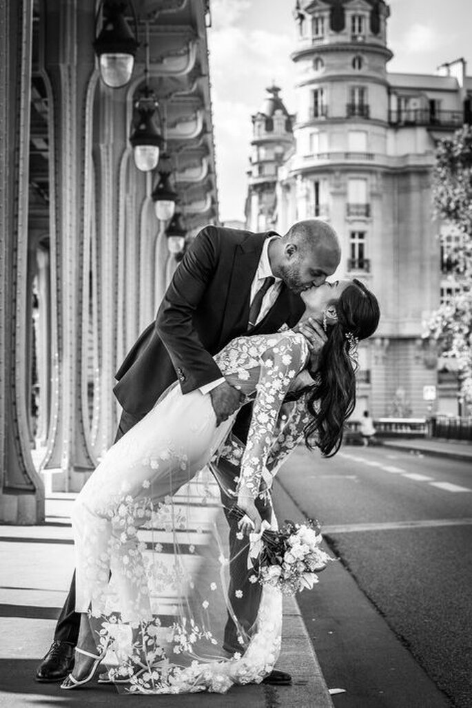 le marié embrasse la marié fougueusement noir et blanc
