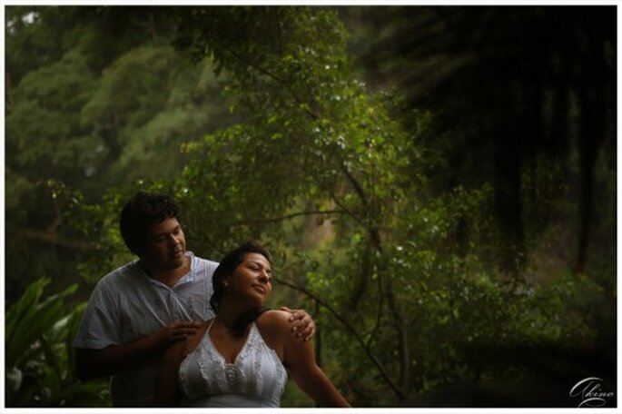 Romantica foto de preboda en un escenario natural - Foto Emmanuel Aquino