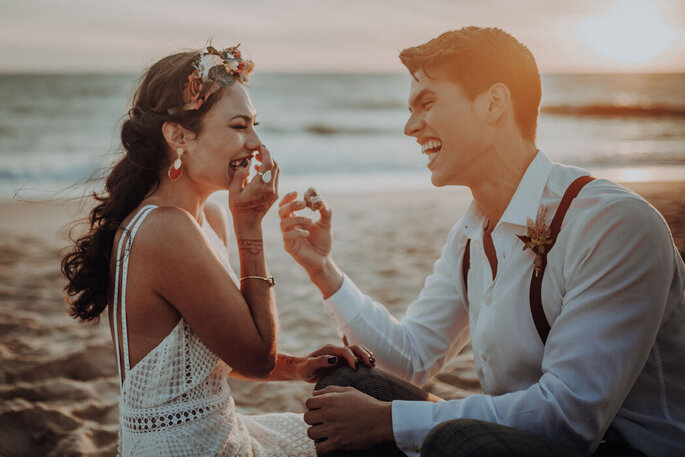 Brautpaar am Strand lachend