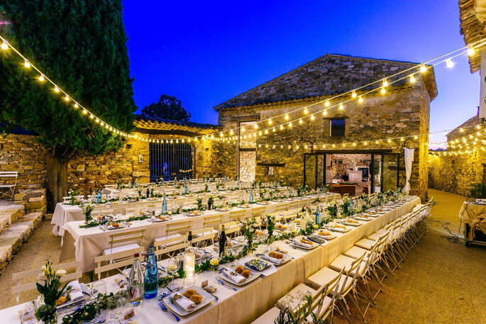 installation du repas de mariage en extérieur dans la cour du Clos du Tuilier