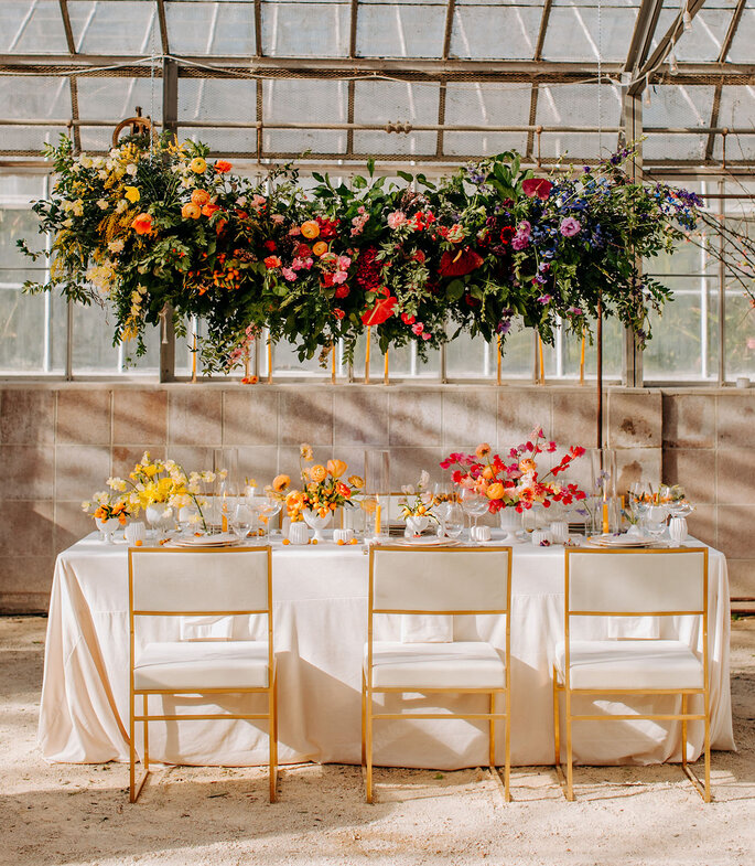 Arreglos de mesa espectaculares y colgantes en colores llenos de vida. Flores amarillas, naranjas y rosas 