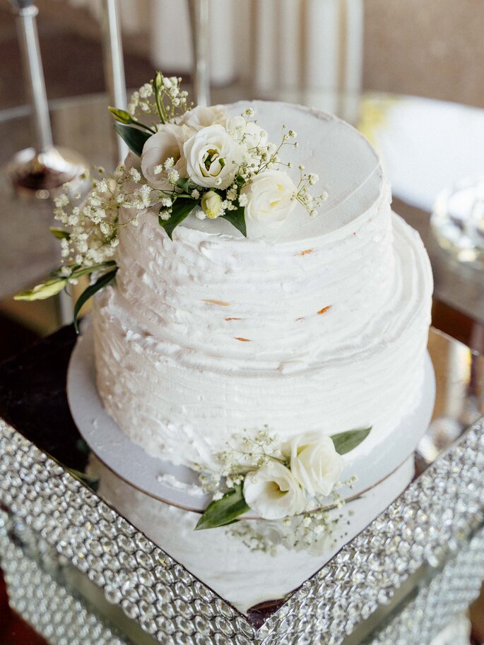 bolo de casamento branco com rosas brancas