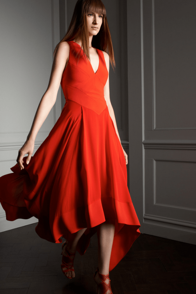 Vestido de fiesta en color rojo intenso con cuello halter y falda asimétrica - Foto Elie Saab