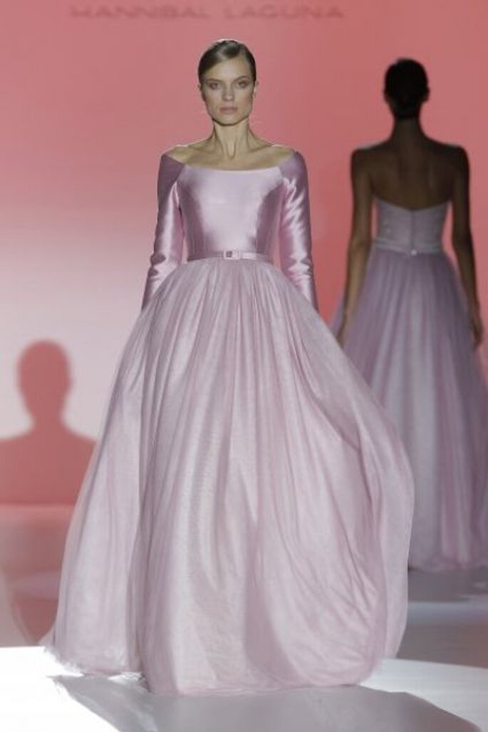 Vestido de novia en color rosa de Hannibal Laguna 2015