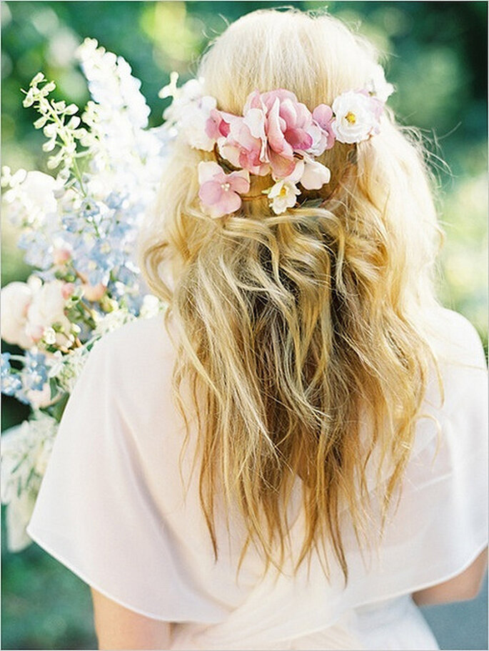 El cabello suelto es el favorito de las novias al usar corona de flores. Foto: Lianne Nichols