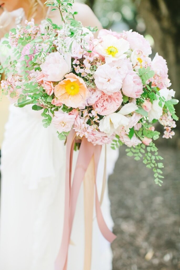 Rosa Blumen für die Hochzeitsfeier - Foto Avec L'Amour Photography