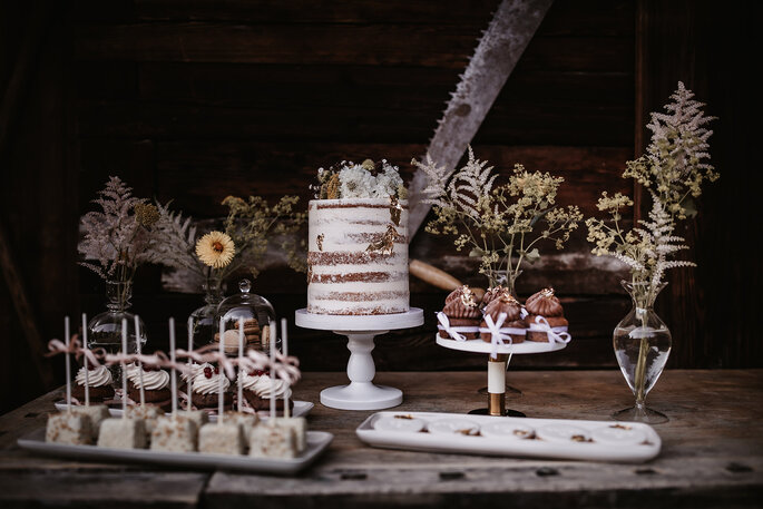 Hochzeitstorte Gartenhochzeit Naked Cake weiß und gelb Sweet Table