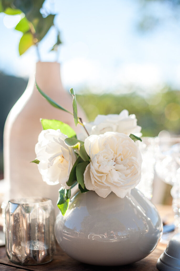 Jarrones y jarras como decoraciones perfectas para tu boda - Foto Melanie Duerkopp