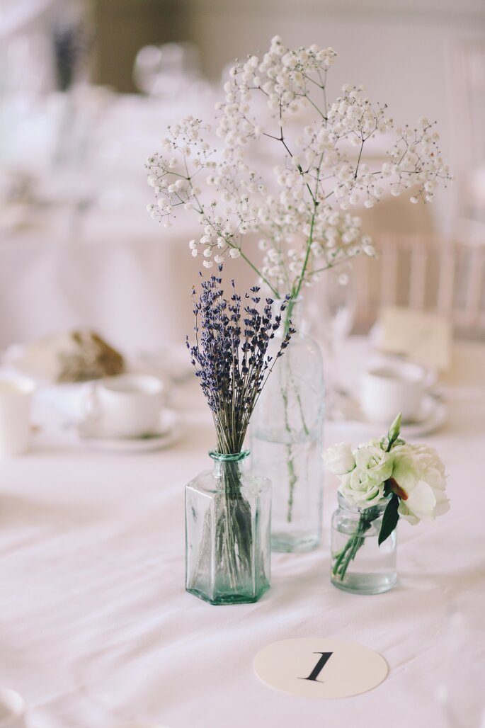 Kwiaty w wazonach jako dekoracja stołu Państwa Młodych