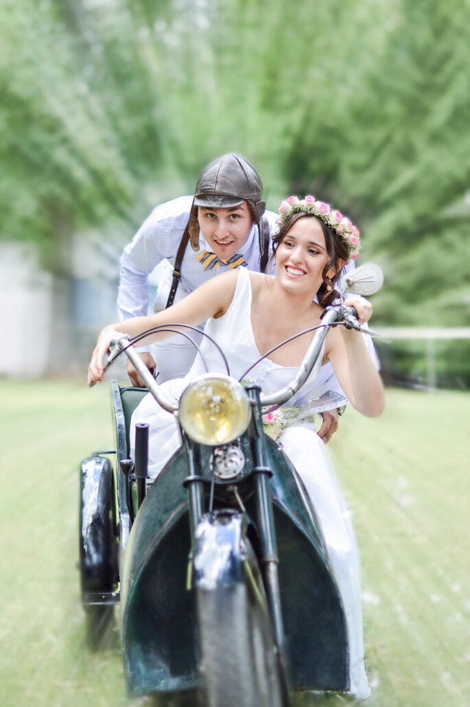 Des mariés sur une moto 