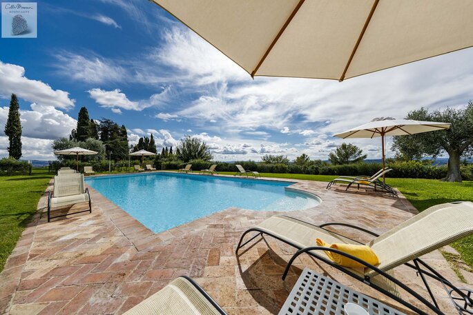 Superbe piscine dans un parc paysager, au bord de laquelle il fera bon se détendre