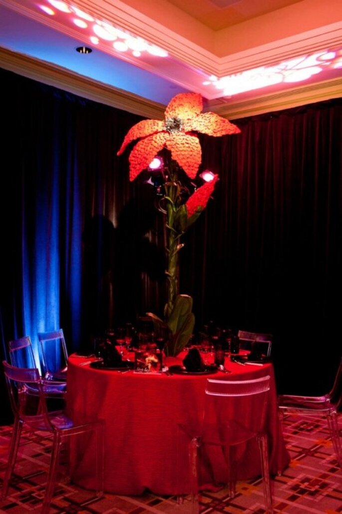 Decoración y centros de mesa extravagentes al estilo de Lady GaGa - Foto: Floramor Studios Facebook