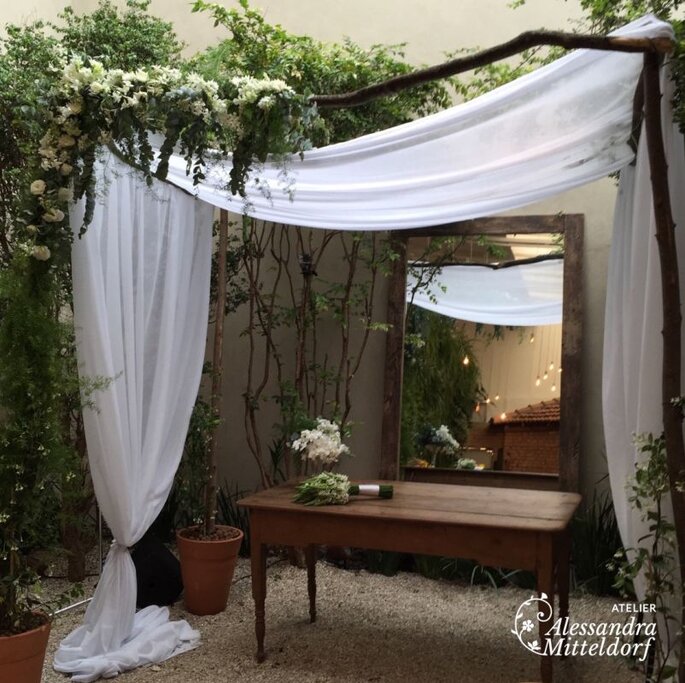 Decoração ao ar livre bem delicada  Casamento altar, Casamento intimista,  Casamento pallet