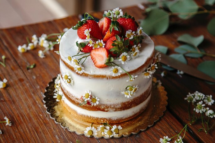 Tort rustykalny z owocami i kwiatami