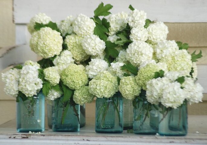 Flores en un frasco para una boda en primavera - Foto: hello julie