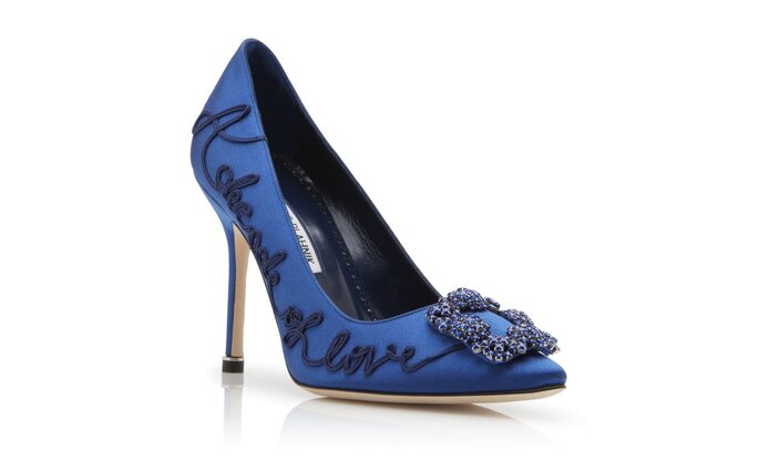Zapatos de lujo para novias en azul con hebilla y grabado en alto relieve