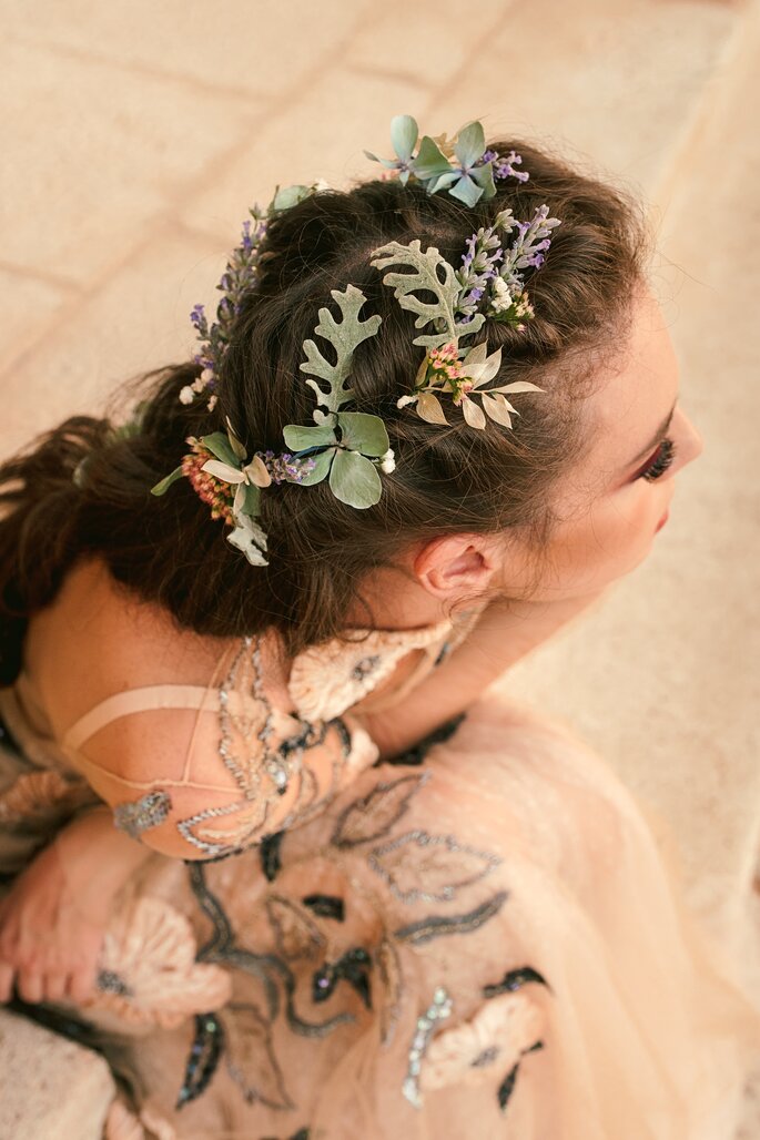 novia con vestido de flores y corona flores