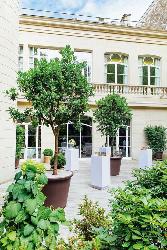 un hôtel chic avec une terrasse verdoyante - Hôtel des Arts & Métiers 