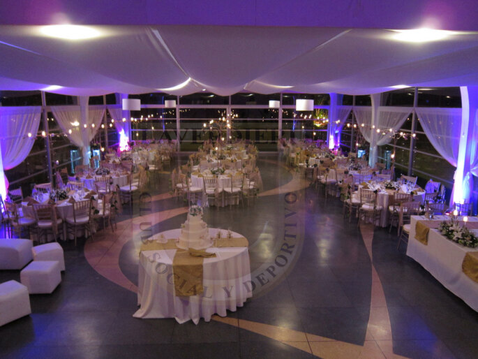 Decoración en violeta y blanco para una boda en la noche. Foto: www.laverdieri.com