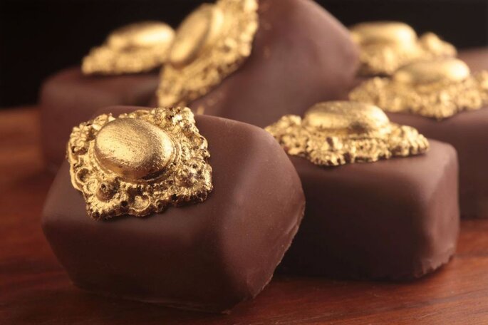 chocolate da docinhos e doçuras com detalhe dourado