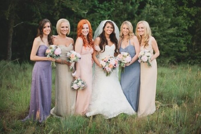 Vestidos de dama de boda en rosa pastel y lila - Foto Amsale Bridesmaids Facebook