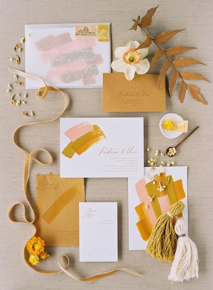 Hochzeitseinladungen Trends modern mit Spachteltechnik Pinselstrich in senfgelb mustard und rosa