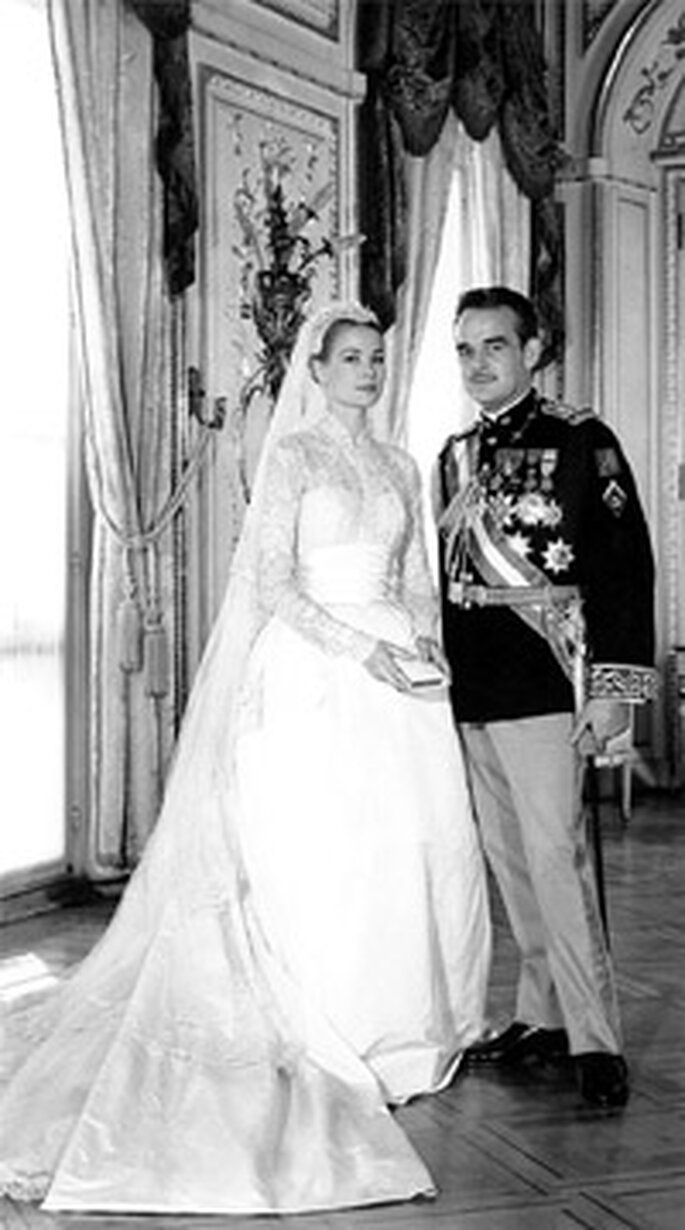 Grace Kelly y Rainiero de Mónaco. Vestido de novia años 50. Foto AFP