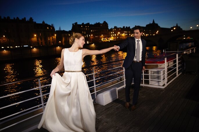 les mariés dansent sur le ponton d'un bateau - Yachts de Paris 