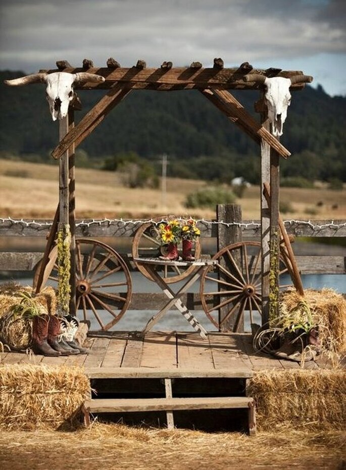 Un altar para una boda muy tejana: nos ha encantado el uso de las ruedas de madera